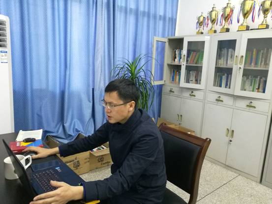 胡科院长主持线上答辩现场.jpg